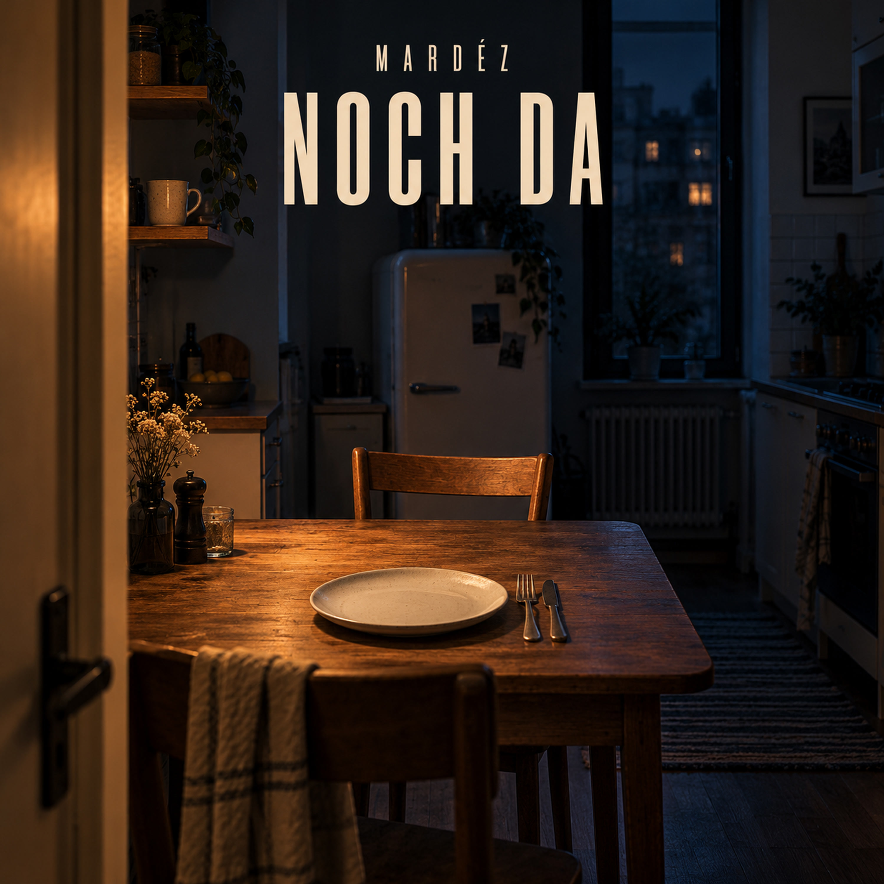 NOCH DA von MARDÉZ – ein leerer Platz am Tisch, warmes Licht und ein dunkles Küchenfenster.